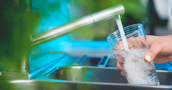 Filling glass with running water